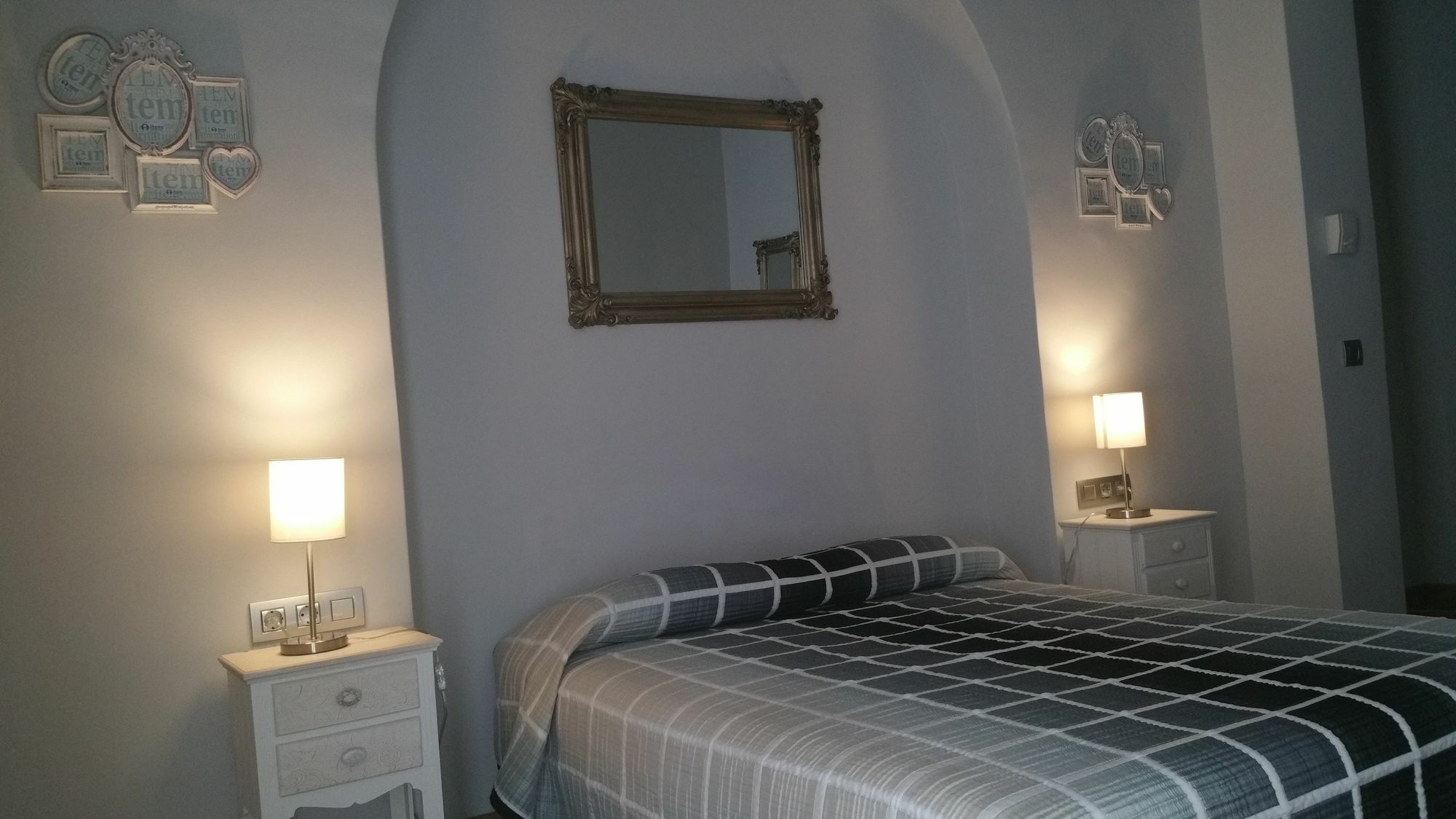Hostal Mimi Las Ramblas Barcelona Ngoại thất bức ảnh
