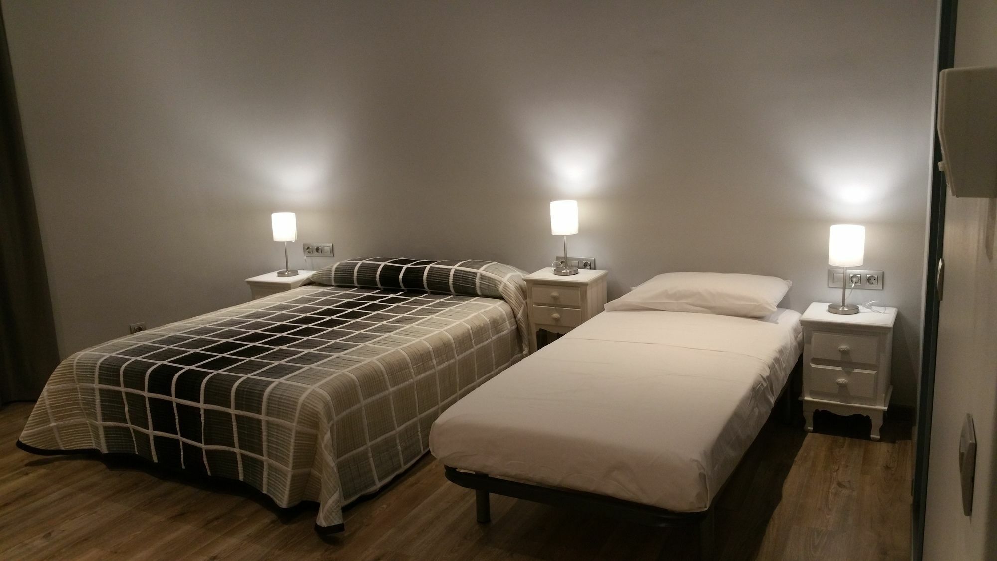 Hostal Mimi Las Ramblas Barcelona Ngoại thất bức ảnh