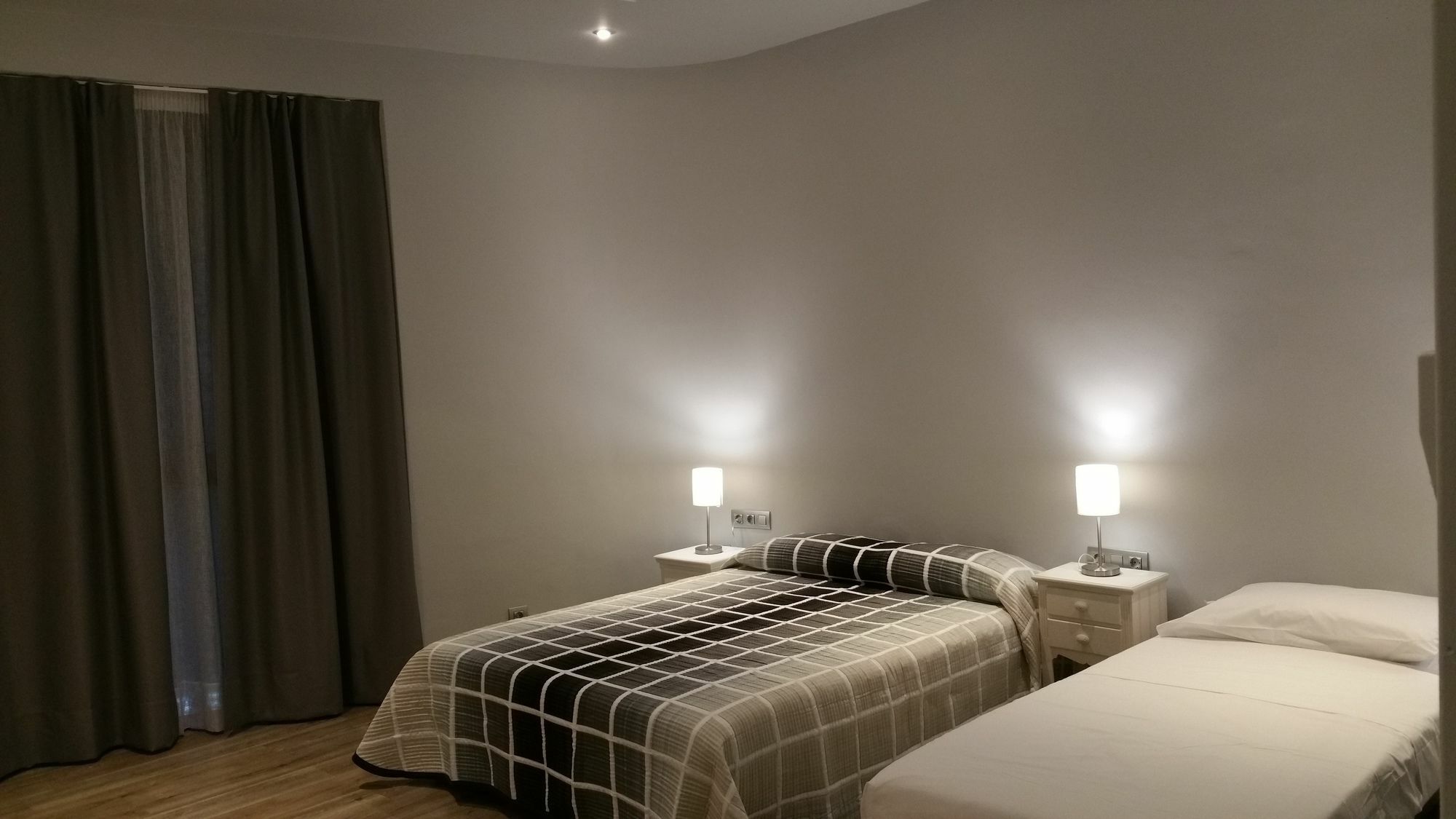 Hostal Mimi Las Ramblas Barcelona Ngoại thất bức ảnh