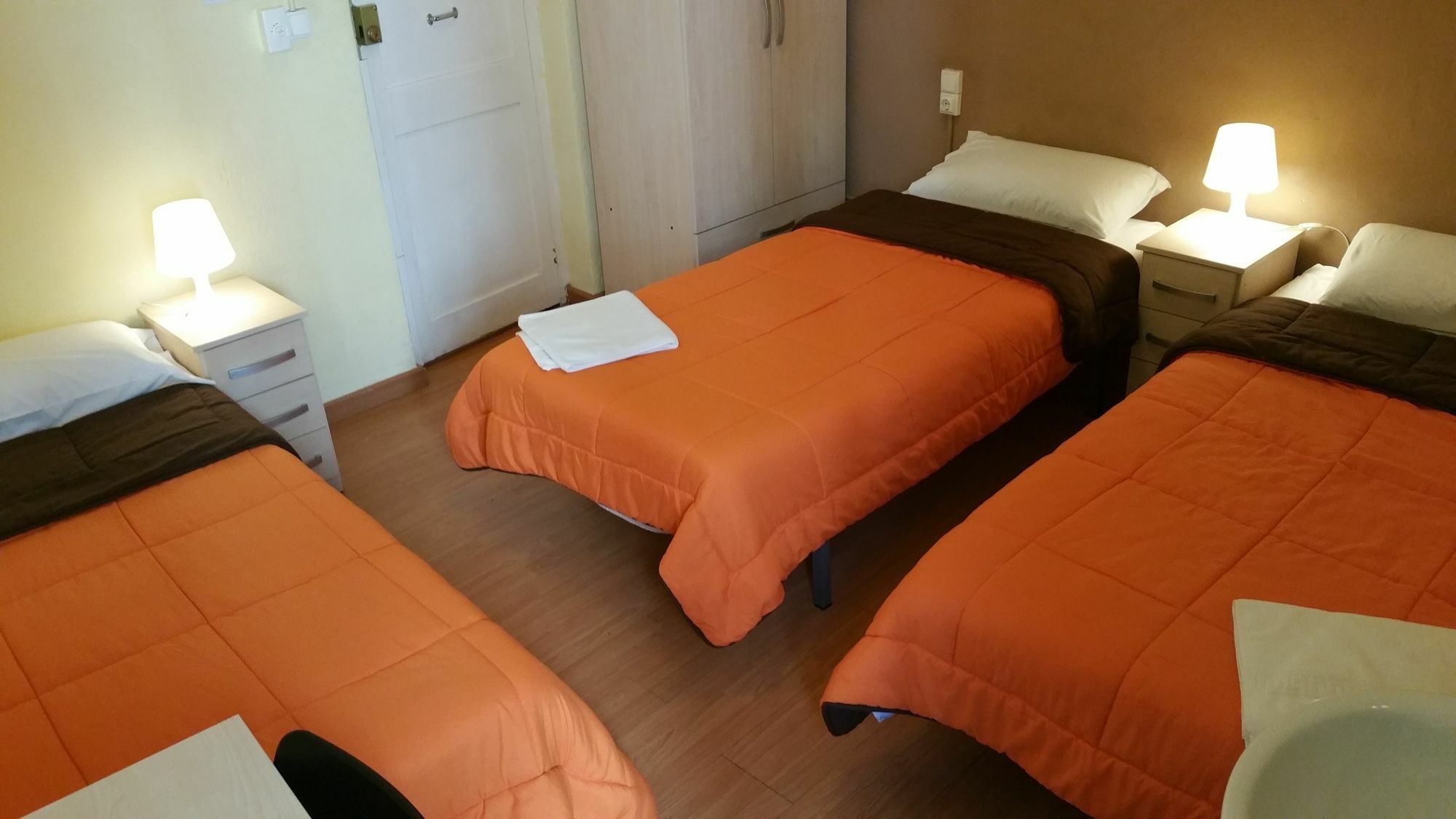 Hostal Mimi Las Ramblas Barcelona Ngoại thất bức ảnh