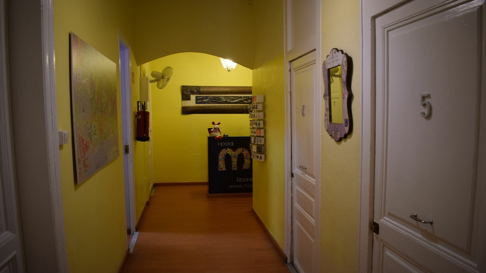 Hostal Mimi Las Ramblas Barcelona Ngoại thất bức ảnh